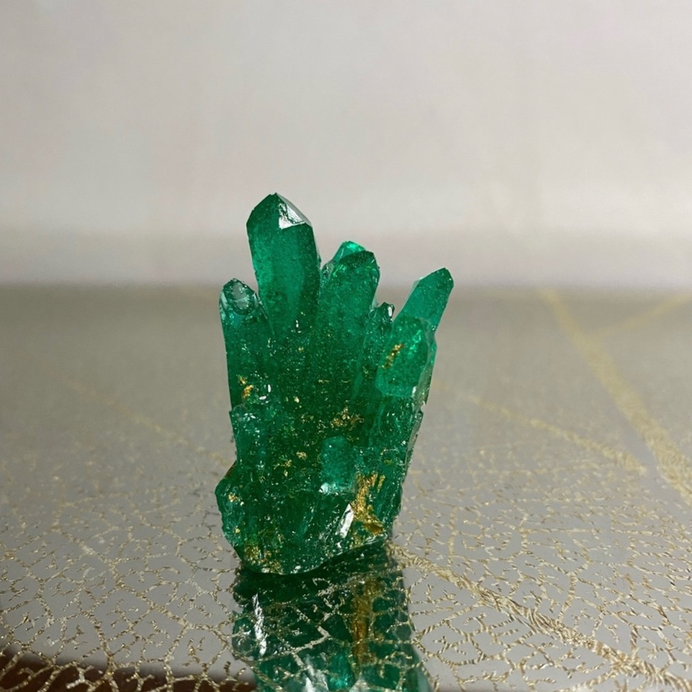 House decoration ~ Green crystal cluster with gold flakes inside 💚 - Picture 14 of 16